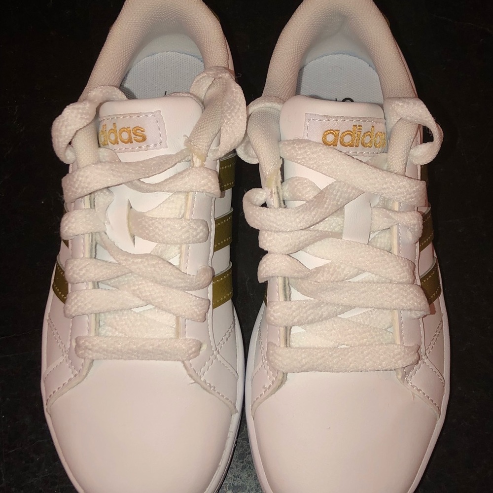 Adidas NWOT Kids 13 White and Gold comforts